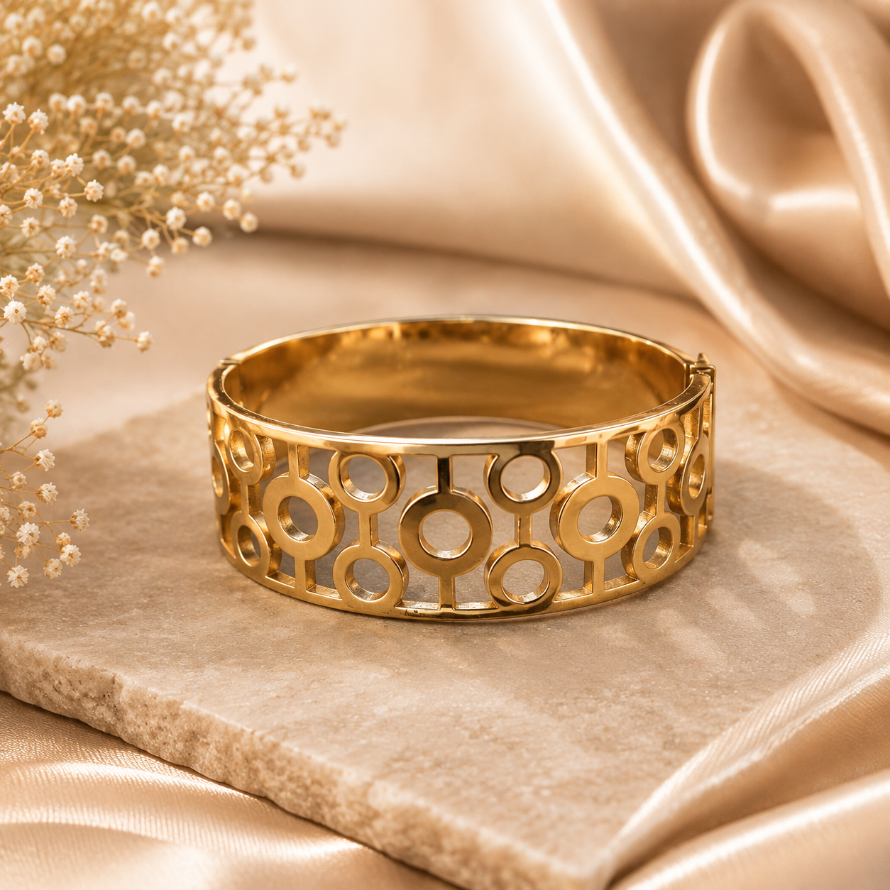 Circle Link Gold Bangle