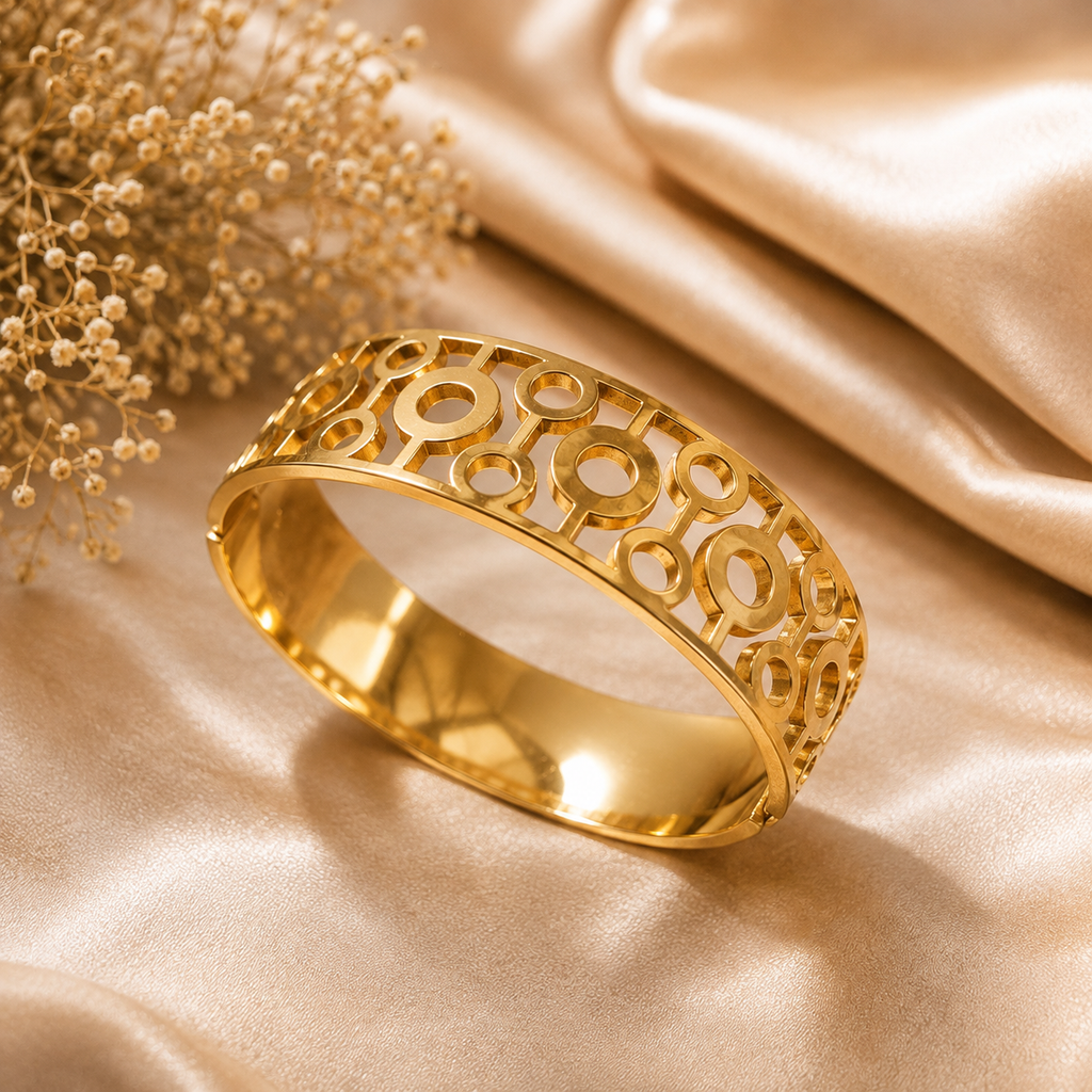 Circle Link Gold Bangle