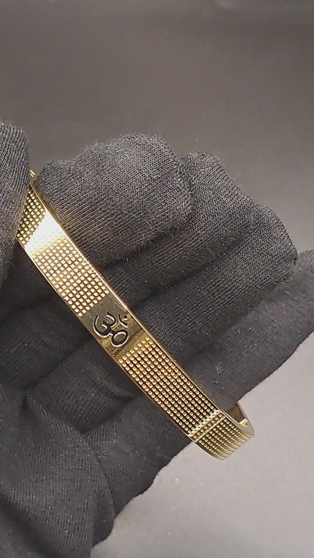 OM Design Bracelet Gold